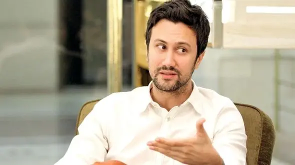 فوتبال بازی کردن شاهرخ استخری با دخترانش +فیلم