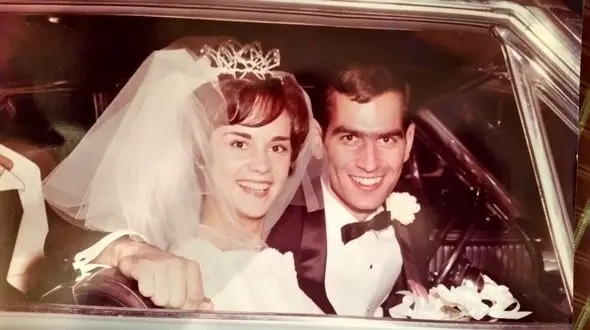 پنجاهمین جشن سالگرد ازدواج زوج میانسال در هتل عروسی شان