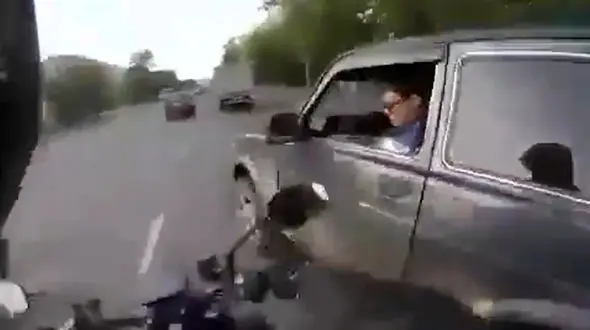 فیلم کتک کاری وحشیانه موتورسوار با راننده خودرو