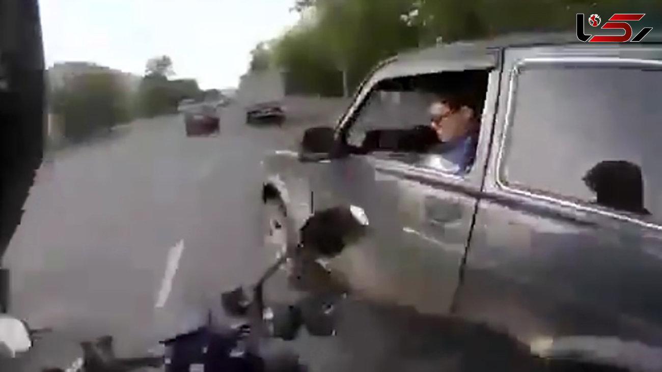 فیلم کتک کاری وحشیانه موتورسوار با راننده خودرو