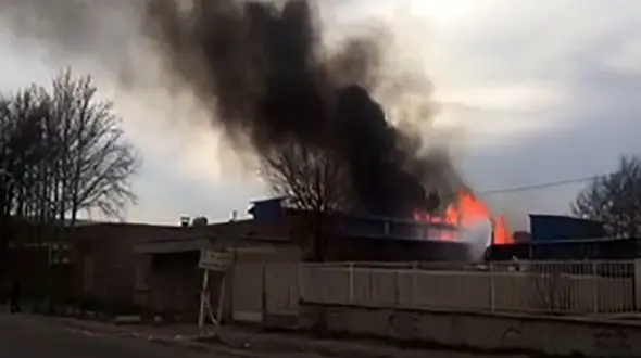 سوختن 6 نفر در آتش سوزی گسترده شرکت ایران چسب+ فیلم
