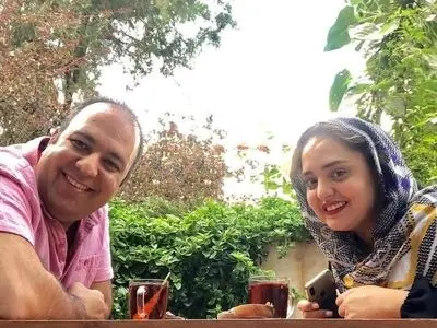 نگاهی به چیدمان منزل شاهانه و مجلل نرگس محمدی و علی اوجی زوج هنری سینمای ایران/ از حیاط سرسبز و مبلمان مدرن تا اتاق خواب رویایی مزین با عکس عروس خانوم و ویوی ابدی فوق‌العاده