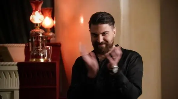 فیلم/  امیرحسین فتحی بازیگر سریال شغال: دوست دارم اسپانیا ویلا بخرم /  وضعیت مالیم خوبه /  خونه و ماشین و همه چی دارم 