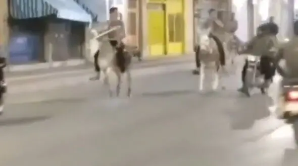 فیلم الاغ سواری گروهی وسط شهر برای فرار از محدودیت های شبانه 