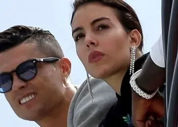 رونالدو با لباس احرام در مقابل خانه خدا/ کریستیانو رونالدو مسلمان شد؟ +عکس خبرساز