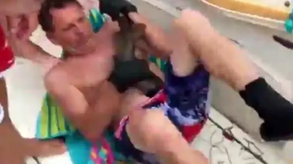 لحظه دریدن شکم یک شناگر توسط کوسه + فیلم (16+)