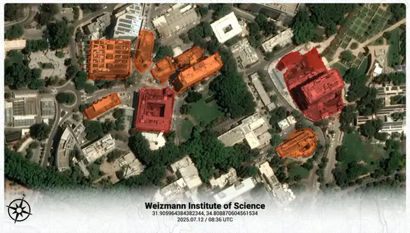 دو ساختمان در محوطه موسسه وایزمن که به‌طور مستقیم هدف دو موشک بالستیک ایران قرار گرفته است (قرمز) که در اثر آن موج انفجار سبب وارد آمدن  خساراتی در سطوح مختلف به ساختمان‌های مجاور شده است (نارنجی).