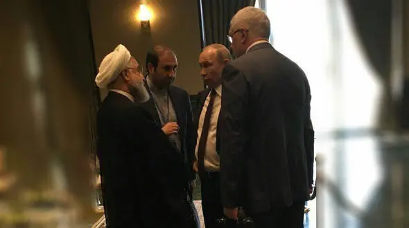 عکسی دیدنی از گفت‌وگوی خصوصی پوتین و روحانی