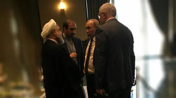 عکسی دیدنی از گفت‌وگوی خصوصی پوتین و روحانی