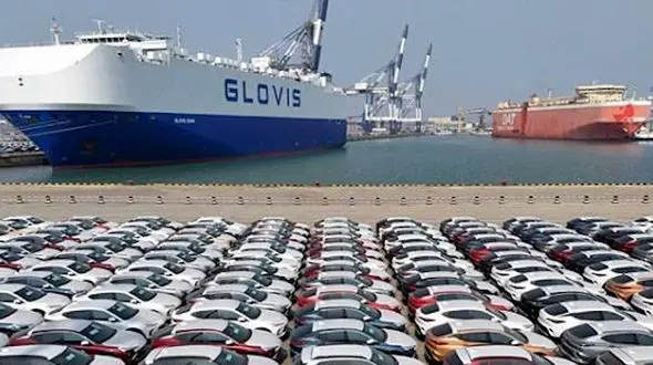 پارک منظم خودرو روی کشتی از چشم یکی از خدمه