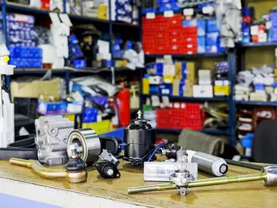 کشف هزاران قطعه لوازم یدکی قاچاق در تهران 