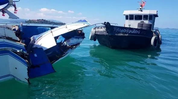 برخورد خونین قایق تفریحی با نفتکش+ عکس