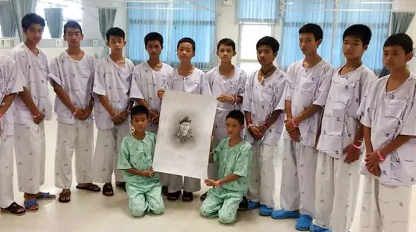 اقدام شایسته فوتبالیست های نوجوان در سوگ یک غواص فداکار + عکس