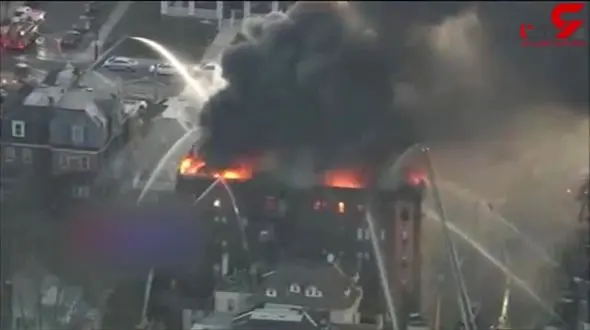 آواره شدن ساکنان یک ساختمان به دلیل آتش سوزی + فیلم 