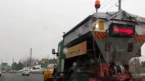 نمک پاشی خدمات شهری تهران در اتوبان همت در پی بارش برف + فیلم