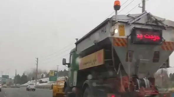 نمک پاشی خدمات شهری تهران در اتوبان همت در پی بارش برف + فیلم