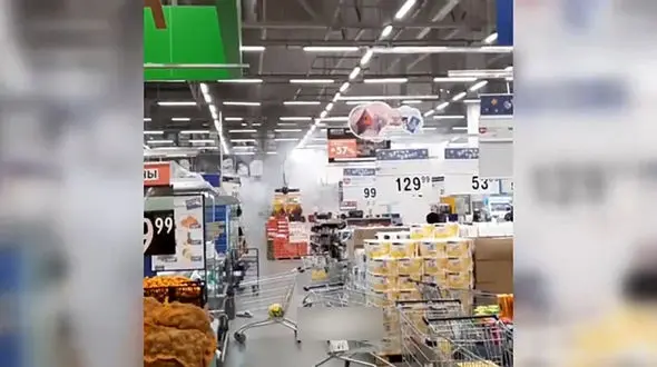 اقدام عجیب کارمند فروشگاه در اعتراض به صاحبکارش + فیلم باورنکردنی