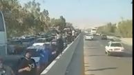 فیلم سد کردن راه خودروها توسط زائران از فرط تشنگی در  مرز مهران+ فیلم