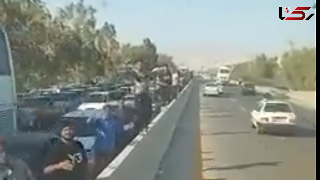 فیلم سد کردن راه خودروها توسط زائران از فرط تشنگی در  مرز مهران+ فیلم