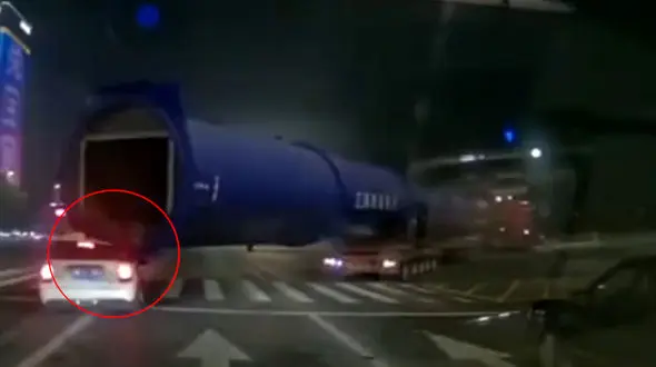 فیلم عجیب از رانندگی کامیون با بار عجیب / خودروی لوکس له شد 