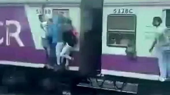 ببینید / لحظه سقوط یک نفر از قطار درحال حرکت در هند! + فیلم