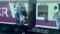 ببینید / لحظه سقوط یک نفر از قطار درحال حرکت در هند! + فیلم
