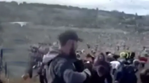 فیلم باران پول در آسمان چک/ مردم دلار ها را برای خود برداشتند