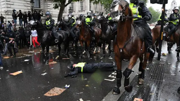 سقوط پلیس اسب سوار انگلیسی از روی اسب + فیلم