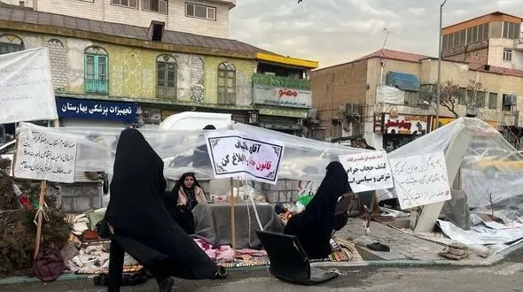 بررسی ادعای نماینده کاشمر مبنی بر پول پاشی به متحصنین حجاب/ متحصن: عده ای می خواستند پول بدهند قبول نکردیم + فیلم