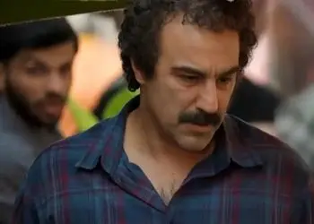 عکس سفر در زمان /؛ «نقی، ارسطو و ارشاد» سریال پایتخت 7 روی دیوار چین / سال 94