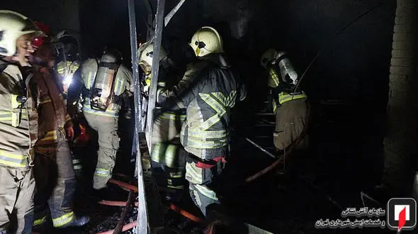 عملیات 125 برای مهار آتش در استخر یک مجموعه ورزشی + عکس