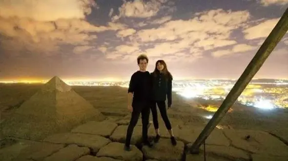 ضبط فیلم کثیف دختر و پسر توریست در بالای اهرام مصر 