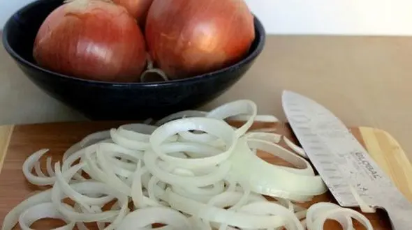 ترفندهای عجیب آشپزی در خرد کردن پیاز بدون ریختن اشک 