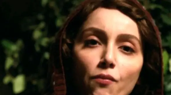 واکنش بامزه نازنین بیاتی بازیگر سریال تاسیان به آهنگ «روزگار غریبی است نازنین»