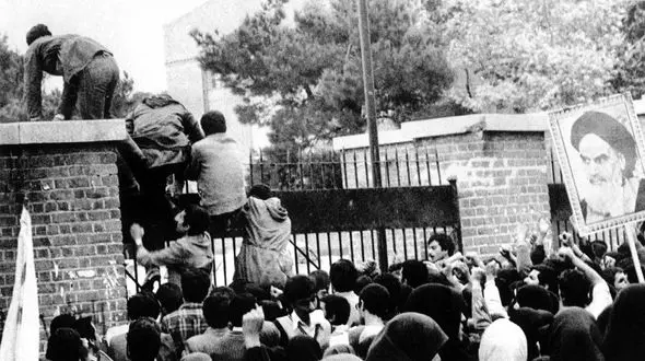 ۱۳ آبان سه واقعه مهم تاریخی / تبعید امام ،تسخیر لانه جاسوسی آمریکا و روز دانش آموز