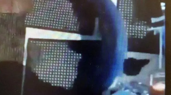 ببینید / فیلم حمله کوسه به قایق  ! / او خودش را به عرشه رساند !