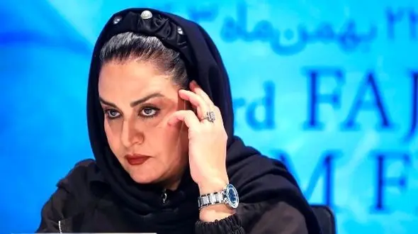 چادر سر کردن زیبای مریلا زارعی و لحظه خادم شدنش در حرم حضرت معصومه(س) در قم/ چقدر برازنده و اصیل+عکس