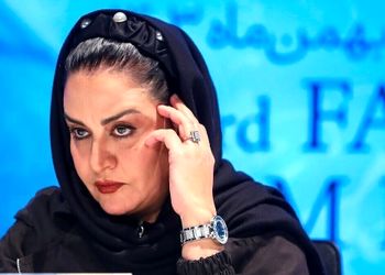 چادر سر کردن زیبای مریلا زارعی و لحظه خادم شدنش در حرم حضرت معصومه(س) در قم/ چقدر برازنده و اصیل+عکس