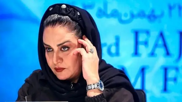 چادر سر کردن زیبای مریلا زارعی و لحظه خادم شدنش در حرم حضرت معصومه(س) در قم/ چقدر برازنده و اصیل+عکس