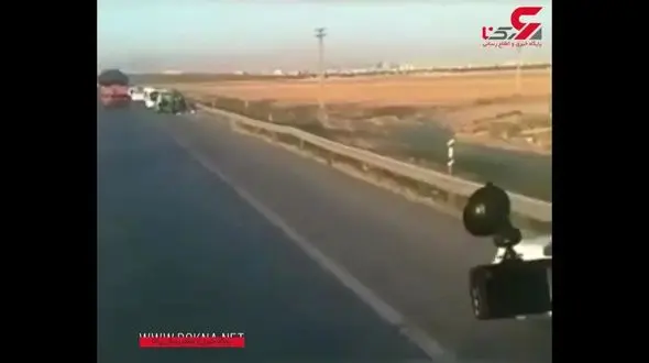 فرار قاچاقچیان از دست پلیس با ترفند میخ پاشیدن در اتوبان قزوین + فیلم