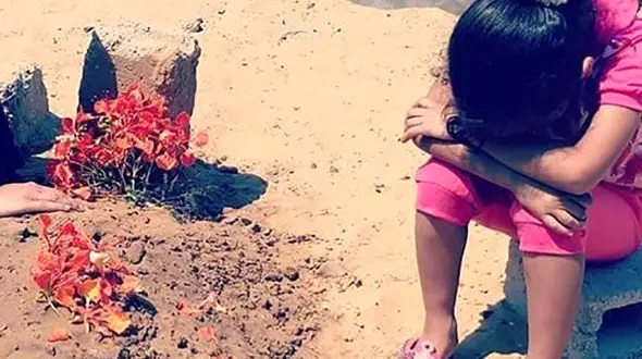 تصویر غم‌انگیز دختر فلسطینی کنار مزار پدر شهیدش دنیا را تکان داد + عکس