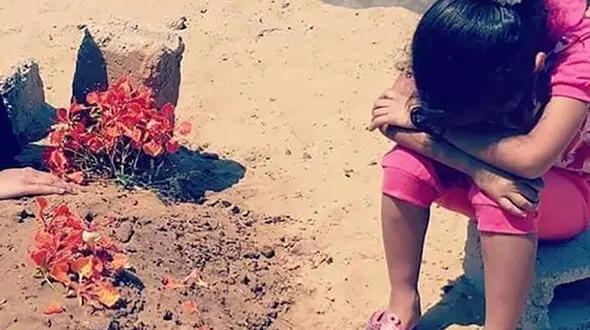 تصویر غم‌انگیز دختر فلسطینی کنار مزار پدر شهیدش دنیا را تکان داد + عکس