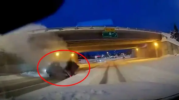 ببینید / پرواز از پل به بزرگراه در زمان لغزندگی