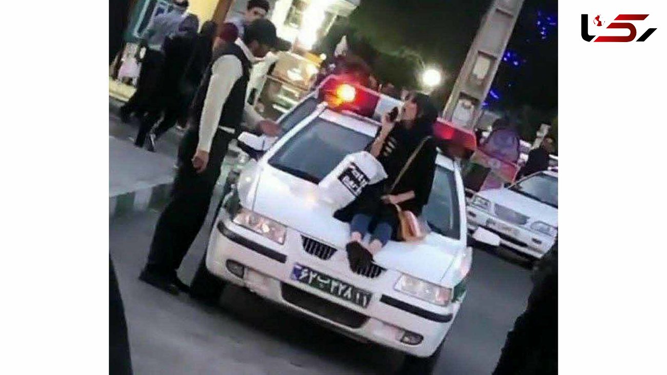 عکس دختر بدحجاب که روی ماشین پلیس نشست / او در آذربایجان غربی بازداشت شد