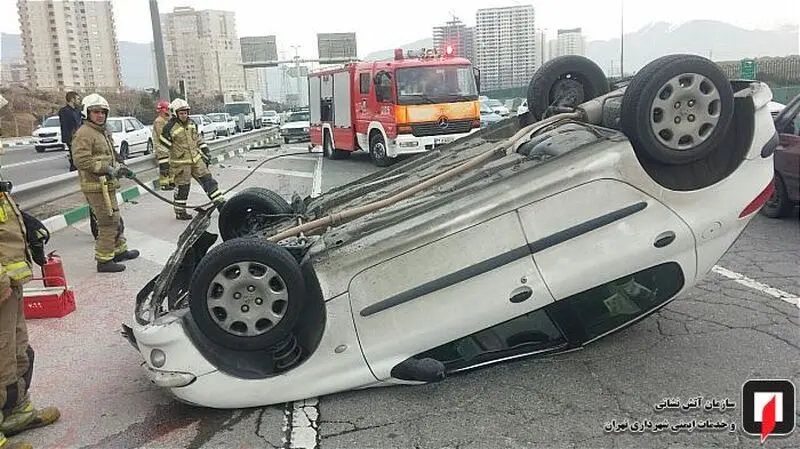 واژگونی خودروی سواری در بزرگراه آزادگان 