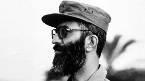 عکس / سفر به تاریخ؛ «رهبر انقلاب» با لباس نظامی و سربند «سپاهیان محمد (ص)» در جمع رزمندگان 