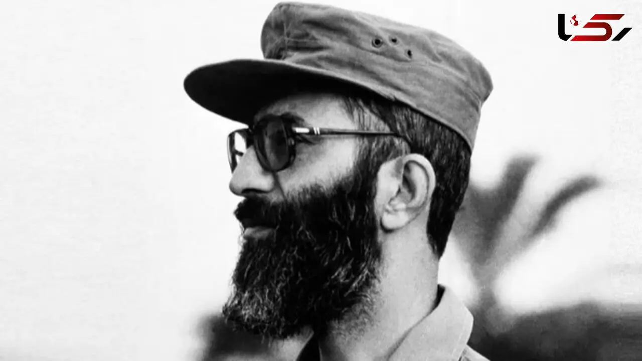 عکس / سفر به تاریخ؛ «رهبر انقلاب» با لباس نظامی و سربند «سپاهیان محمد (ص)» در جمع رزمندگان 