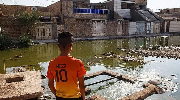 سرریزشدن فاضلاب شهری در خیابان های آبادان / آبادان با کمترین باران در فاضلاب غرق می شود 