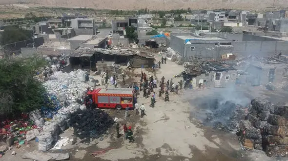 آتش سوزی گسترده انبار ضایعات در کنگان

