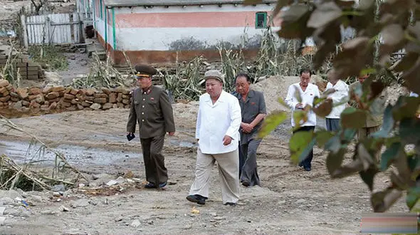 بازدید رهبر کره شمالی از مناطق طوفان زده + فیلم